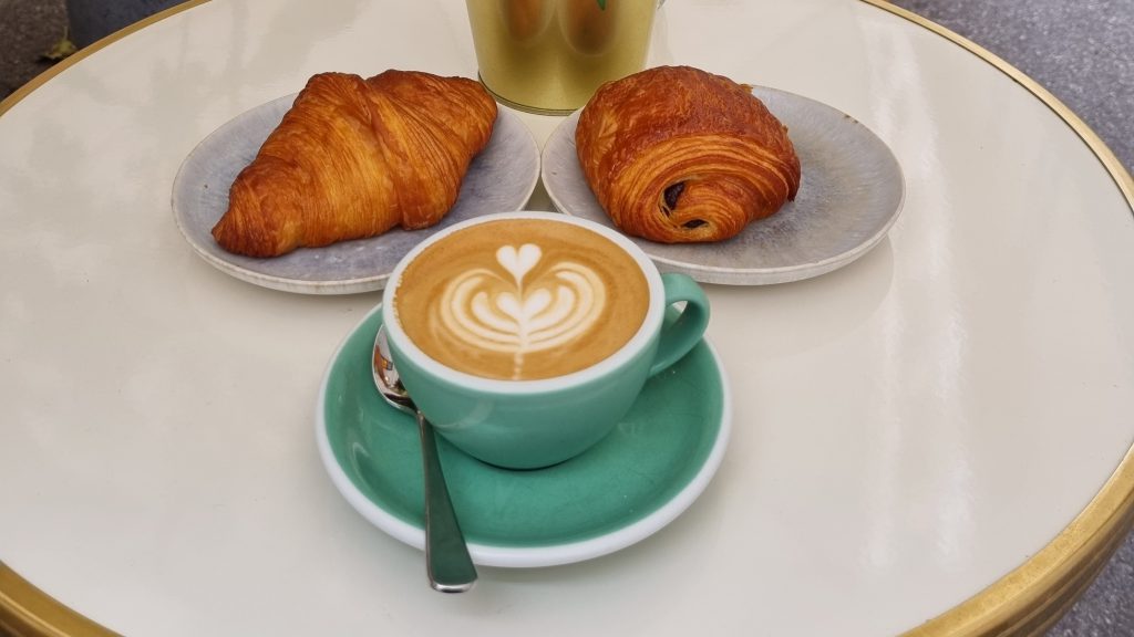 Kaffee und Croissants von Paremi