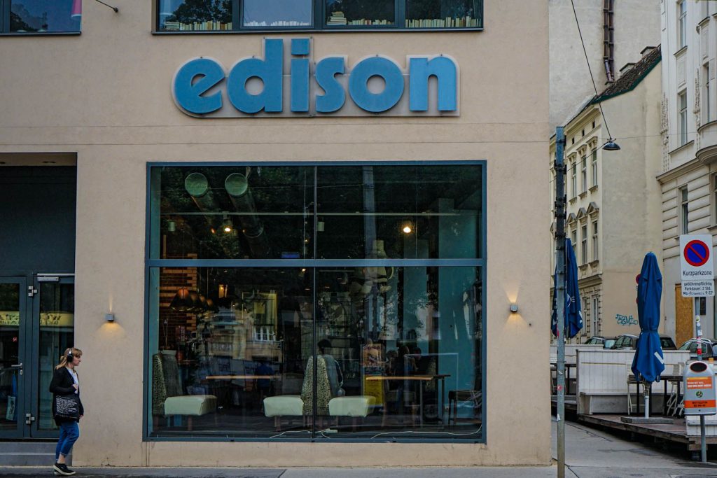Beiges Gebäude mit großem Fenster und Schild mit Aufschrift "Edison"
