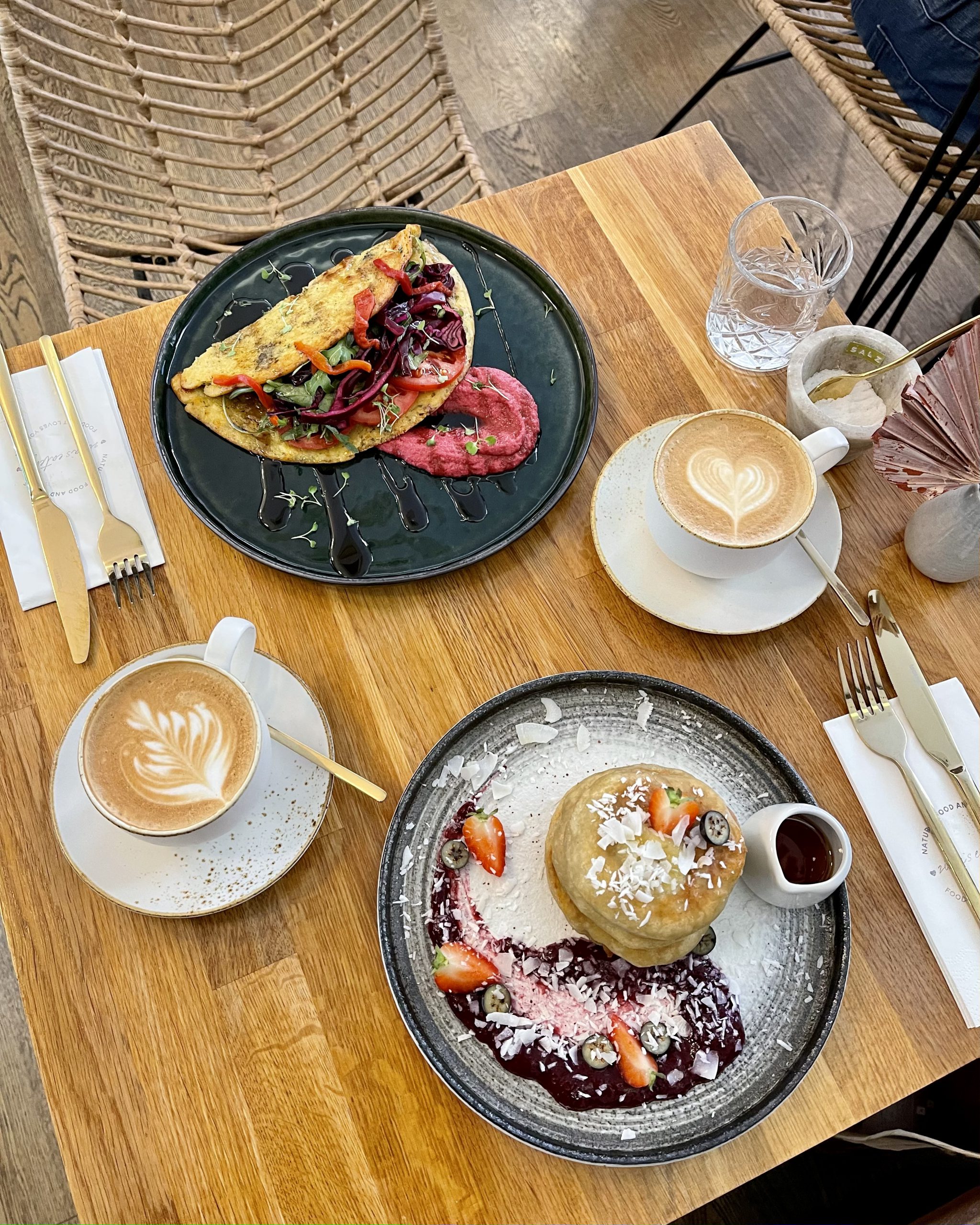 veganes Frühstück und Kaffee bei Zina's Eatery
